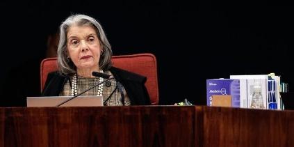 Senadores querem impeachment de senadora