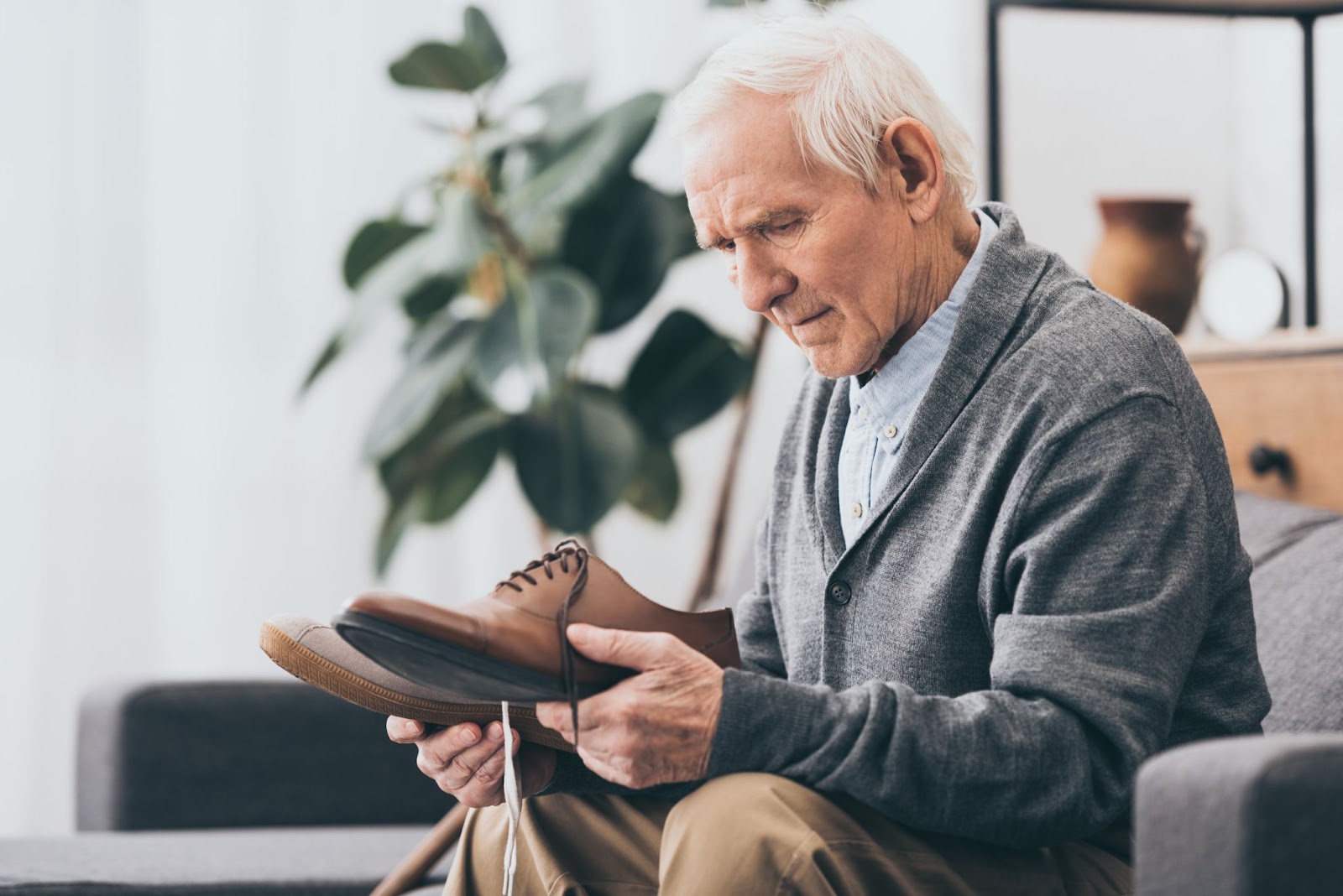 L'apraxie se caractérise par la difficulté à réaliser les gestes simples du quotidien comme mettre ses chaussures.