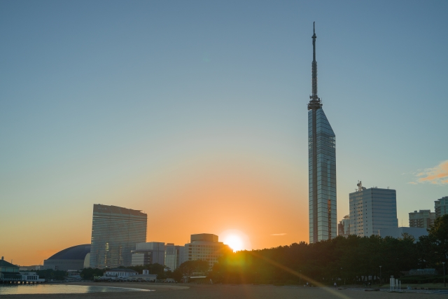 ビルの間からのぞく朝日