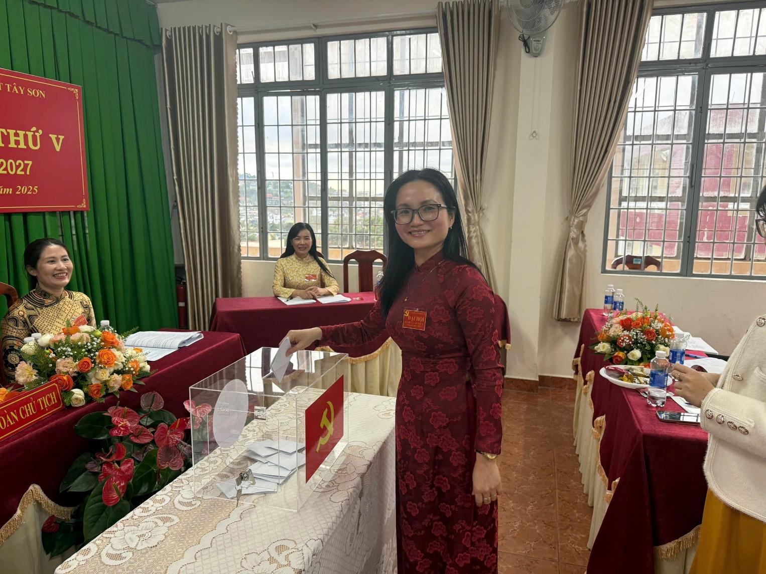 D:\Hạnh Lê\ĐẢNG\Đại hội Chi bộ 2\z6218778086018_1acaf98153a8e2689d011adf03f0d21f.jpg