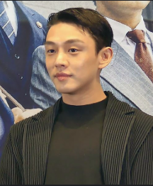 This contains an image of Actor Yoo Ah In