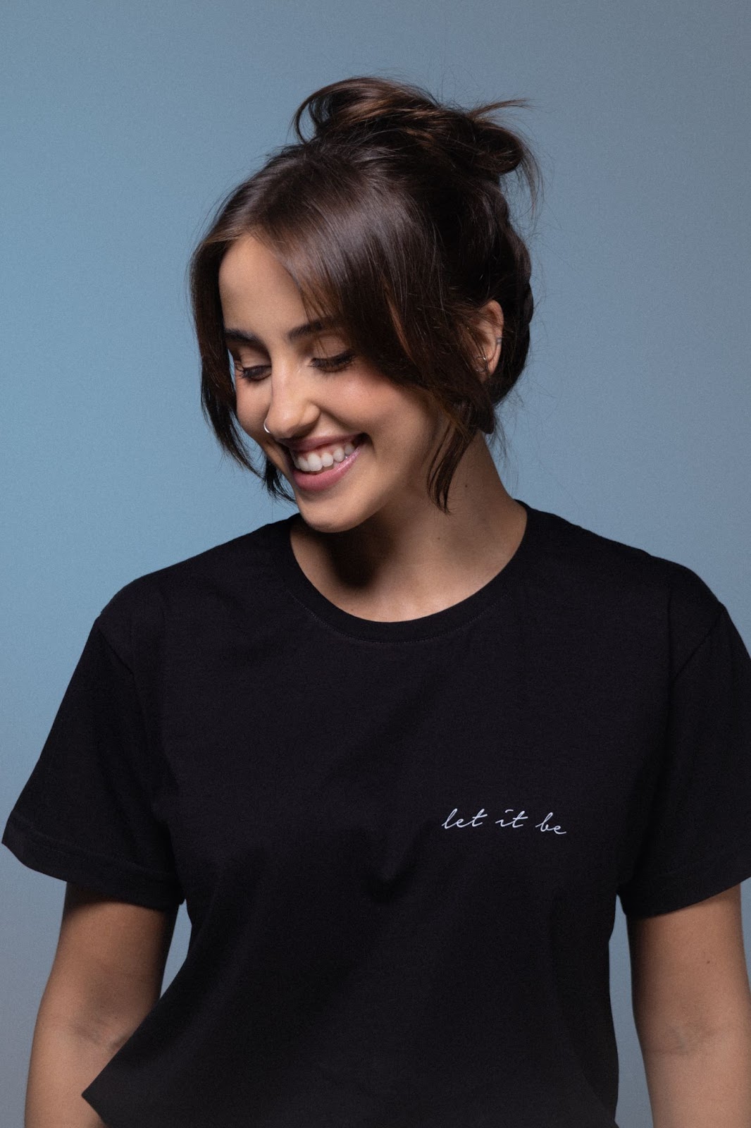 Modelo para a campanha algodão Pima Estampada Chico Rei Camiseta Let it be
