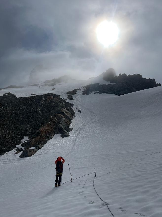 A person on a snowy mountainAI-generated content may be incorrect.