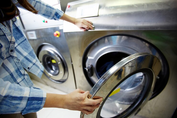 Benefits of Investing in a Commercial Washing Machine for High-Traffic Facilities