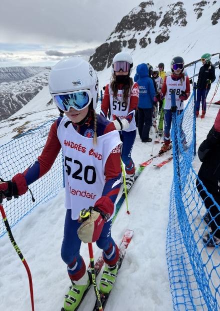 A group of people skiing on a snowy mountain
AI-generated content may be incorrect.