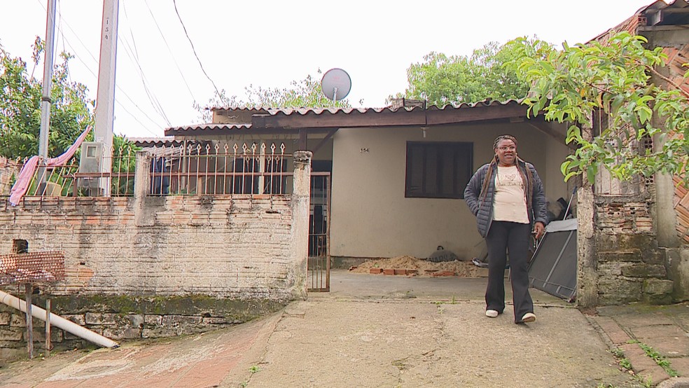 Alessandra Duarte da Silva, merendeira e me de cinco filhos,  moradora de Colina Verde, em Sapucaia do Sul  Foto: Reproduo/ RBS TV