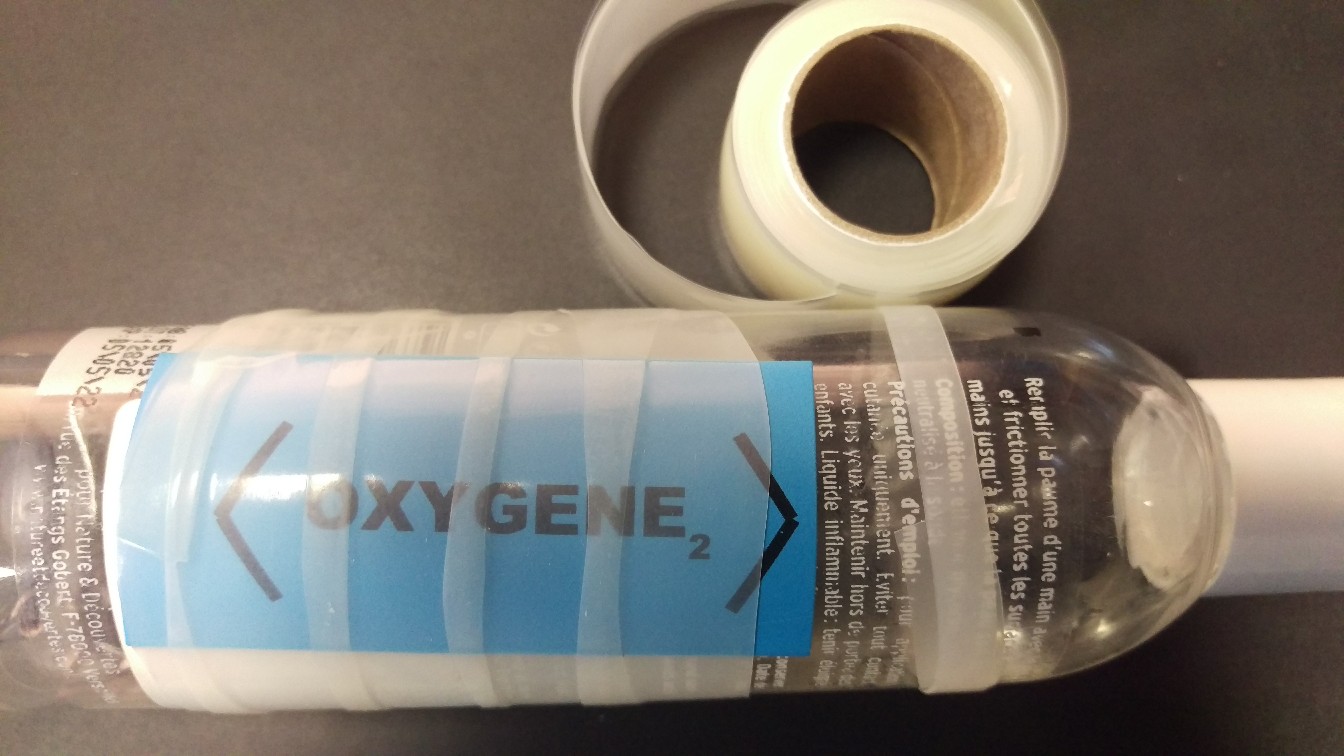 ruban autovulcanisant transparent sur le texte d'une bouteille