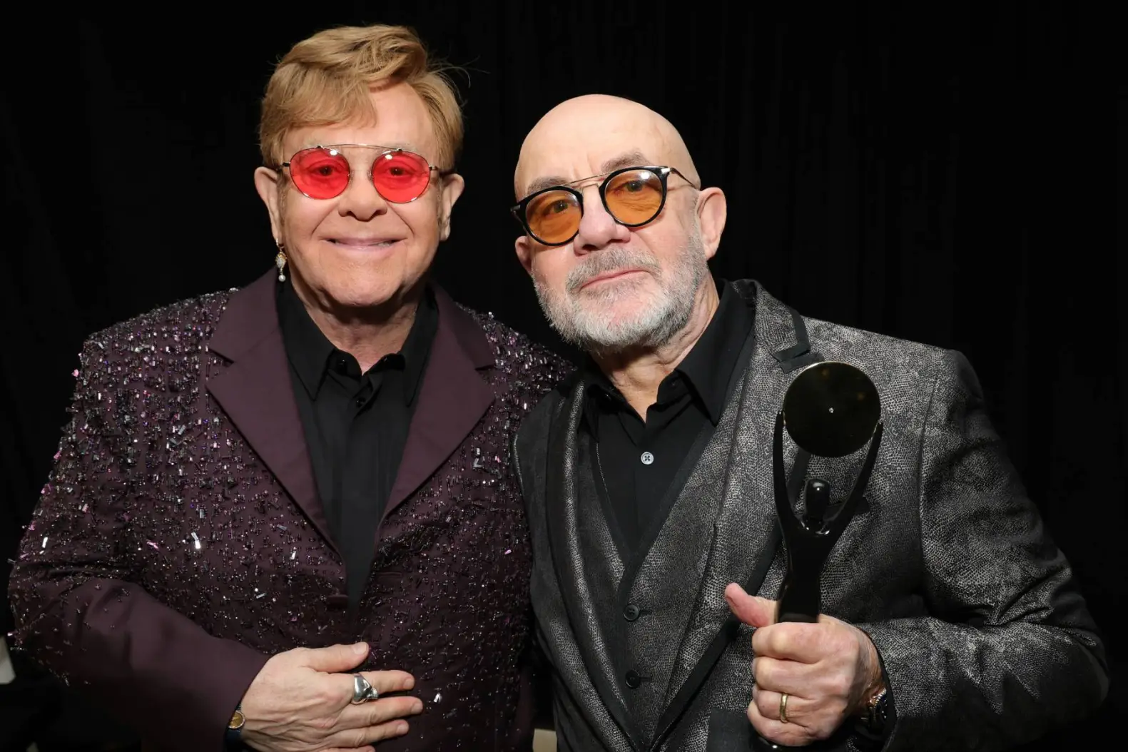 Imagem de conteúdo da notícia "Do palco ao desafio da visão: Elton John enfrenta obstáculos" #1