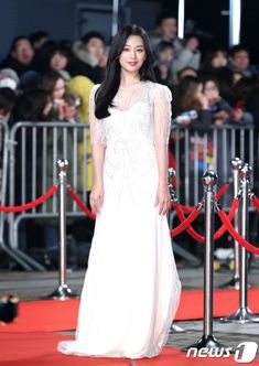 This contains an image of: Kim Ji Won on white dress with fans 