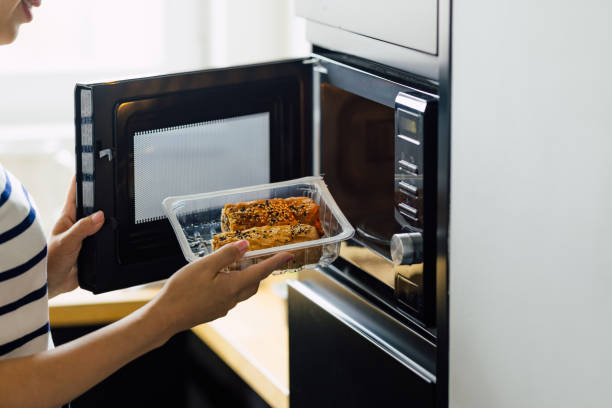 A person holding a tray of food

Description automatically generated