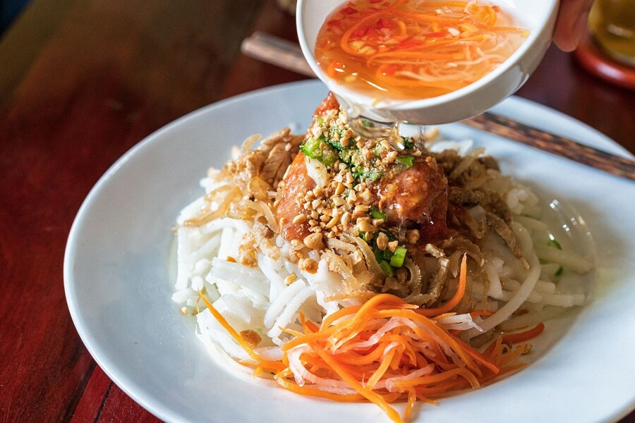 Coconut silkworm cake is a delicious breakfast dish in the tourist attraction, both frugal and nutritious. Source: thegioicombo 