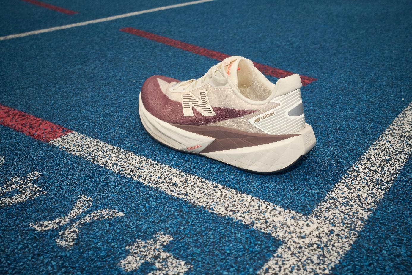 Ein Bild, das Schuhwerk, Schuh, Sneaker, Straßenschuh enthält.

KI-generierte Inhalte können fehlerhaft sein.
