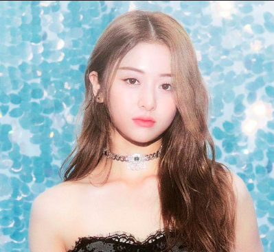 This contains an image of LE SSERAFIM Huh Yunjin