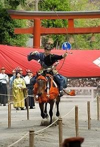 傘をさしている人たち自動的に生成された説明