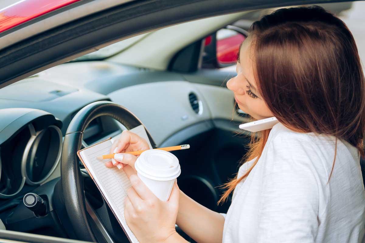 Una mujer en frente de un coche

Descripción generada automáticamente