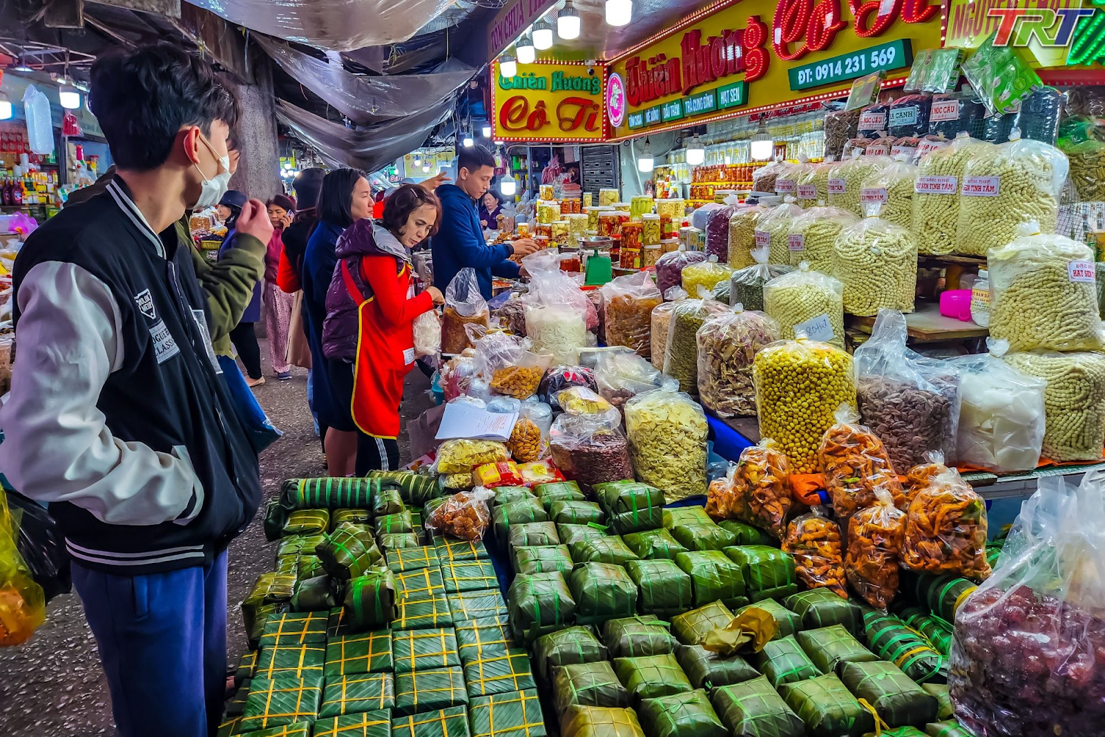 Chợ Tết luôn ngập tràn các mặt hàng màu sắc, từ bánh kẹo, mứt gừng đến bánh chưng, bánh tét