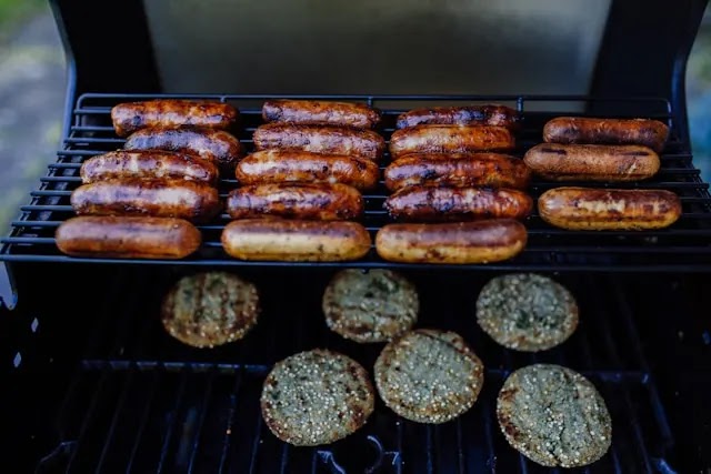 Sosis bakar sangat cocok dijual di bulan puasa karena mudah disiapkan dan diminati banyak orang dari berbagai umur.