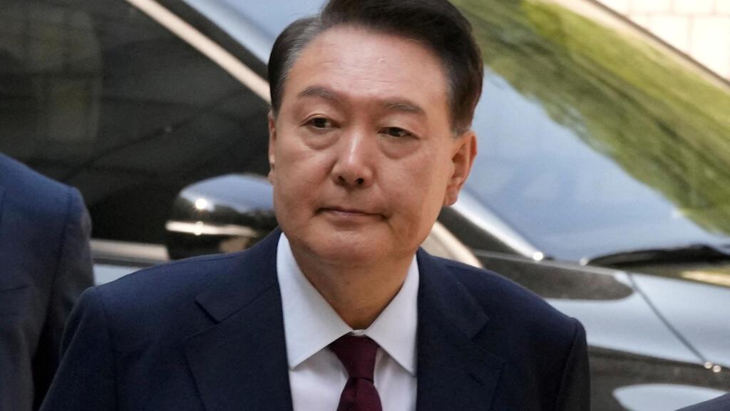 2025 年 5 月 12 日星期一，韩国被罢黜的总统尹锡悦抵达首尔中央地方法院，出席审判。尹锡悦宣布戒严后面临策划叛乱的指控。