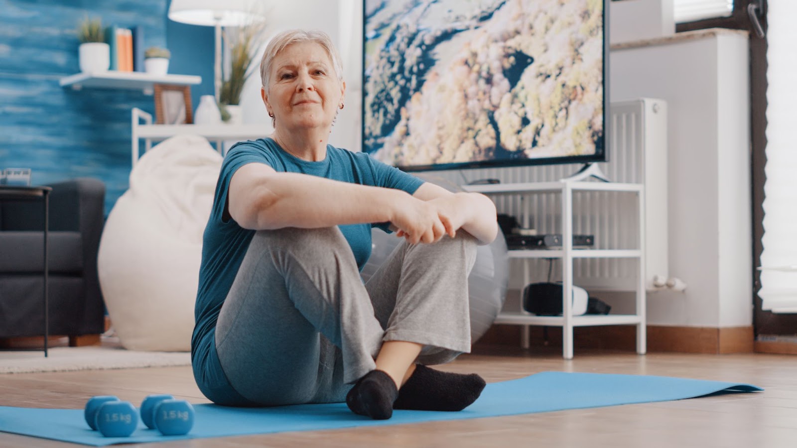 Retrato de mulher sênior se preparando para fazer exercícios físicos