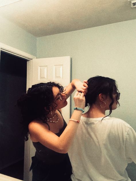 jessi making the sister's hair