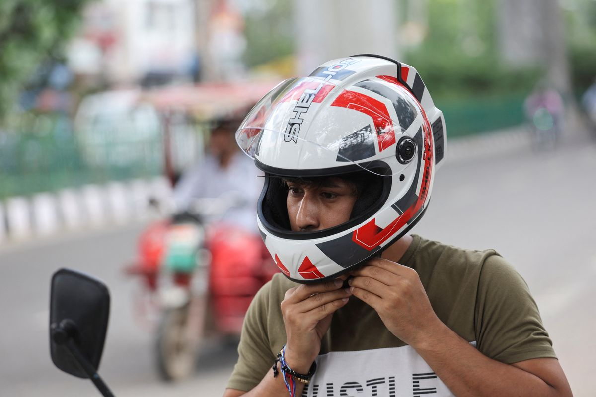 gambaran rider yang ingin istirahat setelah perjalanan jauh