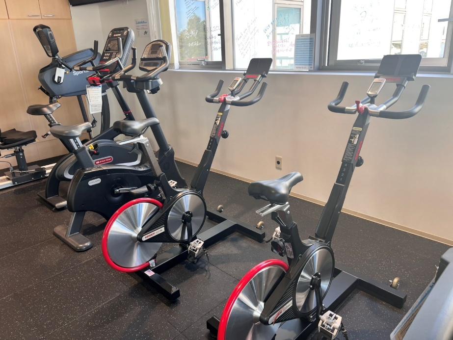 部屋の隅に置かれた自転車

AI によって生成されたコンテンツは間違っている可能性があります。