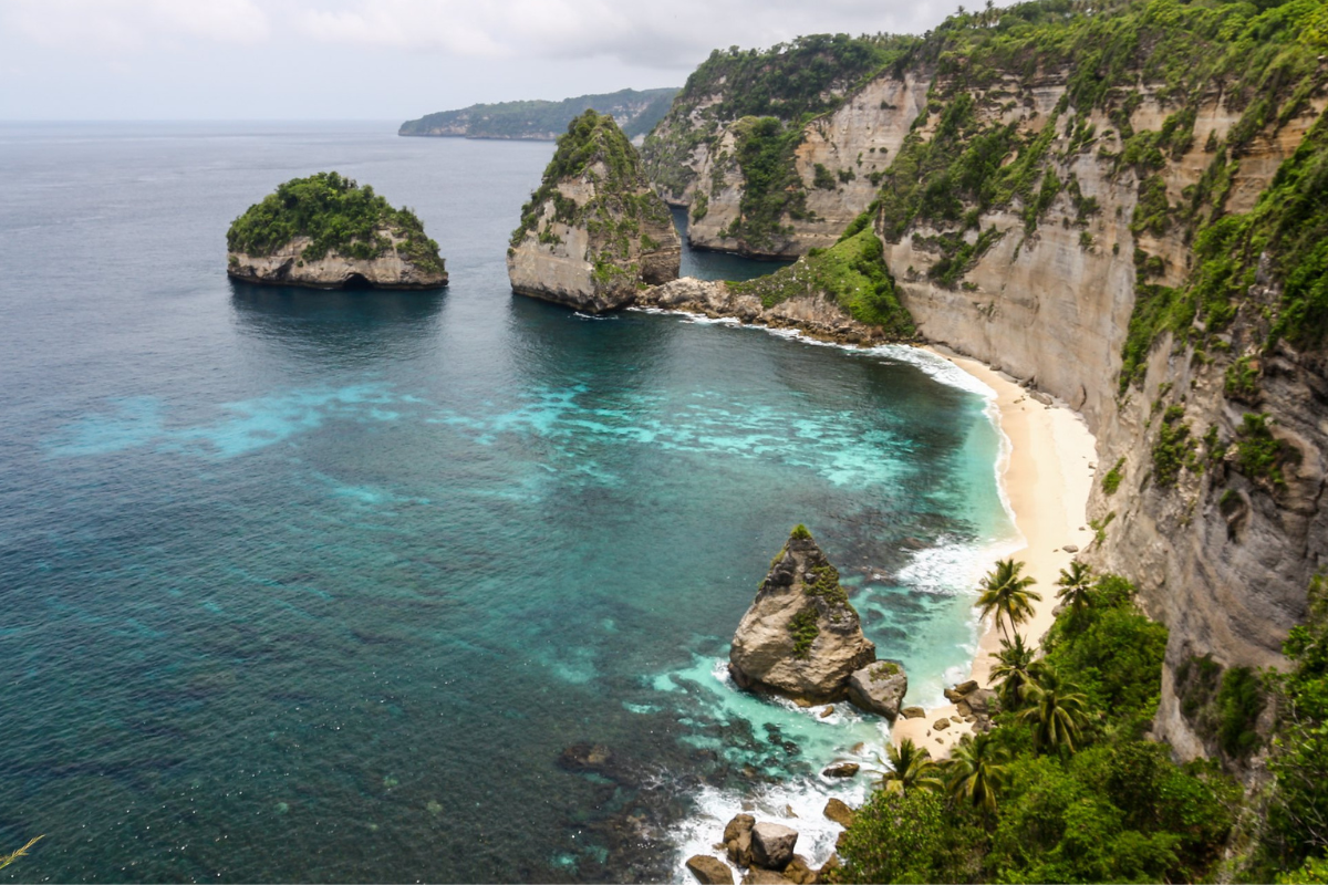 A scenic view to Nusa Penida's Diamond Beach. 