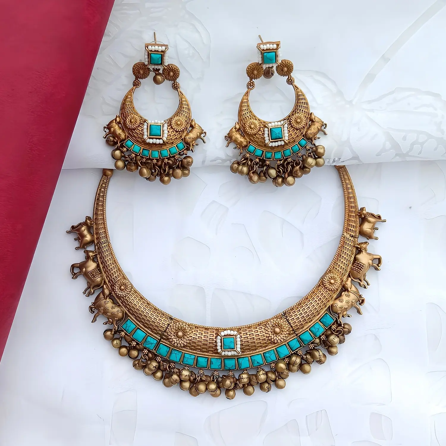 https://thelabeldg.com/product/antique-turquoise-collar-choker-necklace-set/