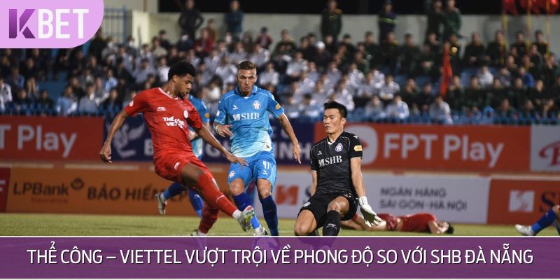  Cầu thủ Thể Công – Viettel (áo đỏ) tranh chấp bóng trong một trận giao hữu.
