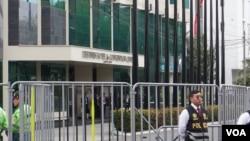 位于秘鲁首都利马的海豚会议中心酒店外以搭起栅栏,维安升级。(美国之音记者李逸华拍摄,2024年11月15日)
