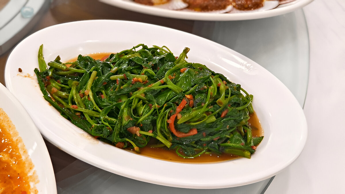 Kangkung belacan yang dimasak dengan sambal terasi.