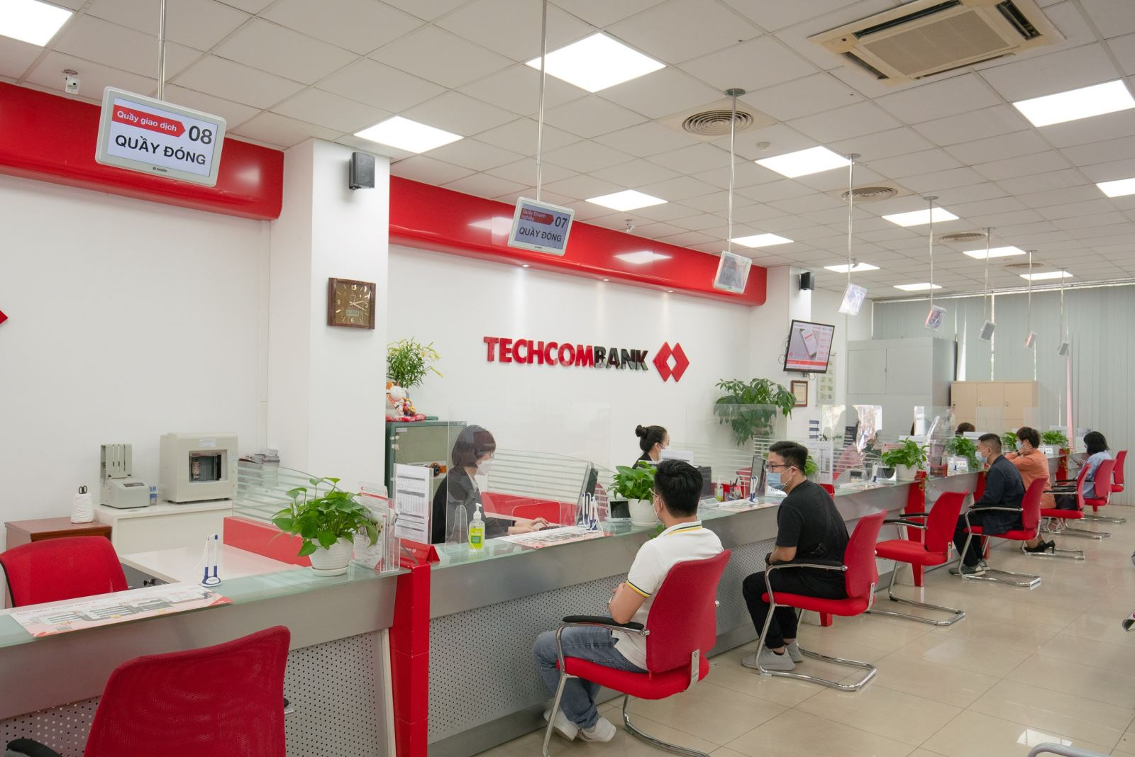 Đội Ngũ Chăm Sóc Khách Hàng Tại Techcombank Được Đào Tạo Chuyên Nghiệp