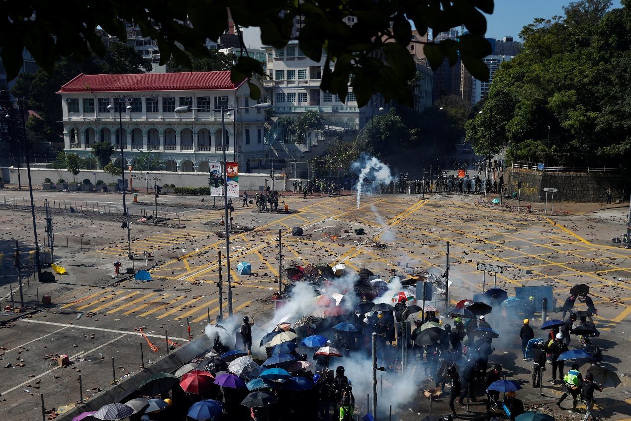 Protesters clash with police outside Hong Kong Polytechnic University (PolyU) in Hong Kong, China November 17, 2019. REUTERS/Thomas Peter