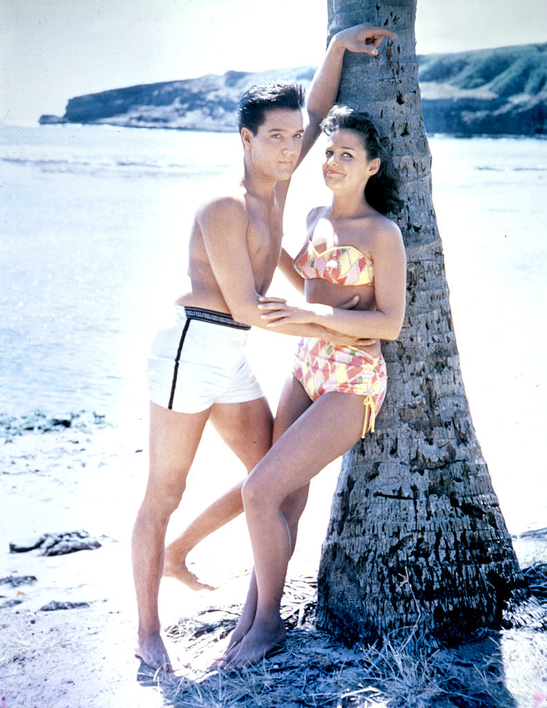 Elvis Presley et Joan Blackman sur le plateau de Sous le ciel bleu de Hawaï.