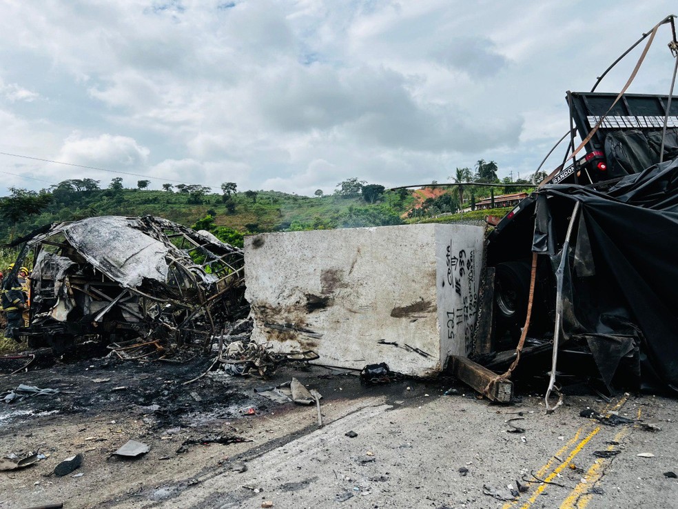 nibus pegou fogo aps colidir contra carreta  Foto: Corpo de Bombeiros MG/Divulgao