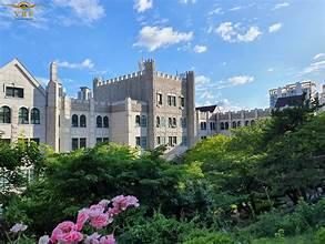 A large building with trees and flowers

AI-generated content may be incorrect.