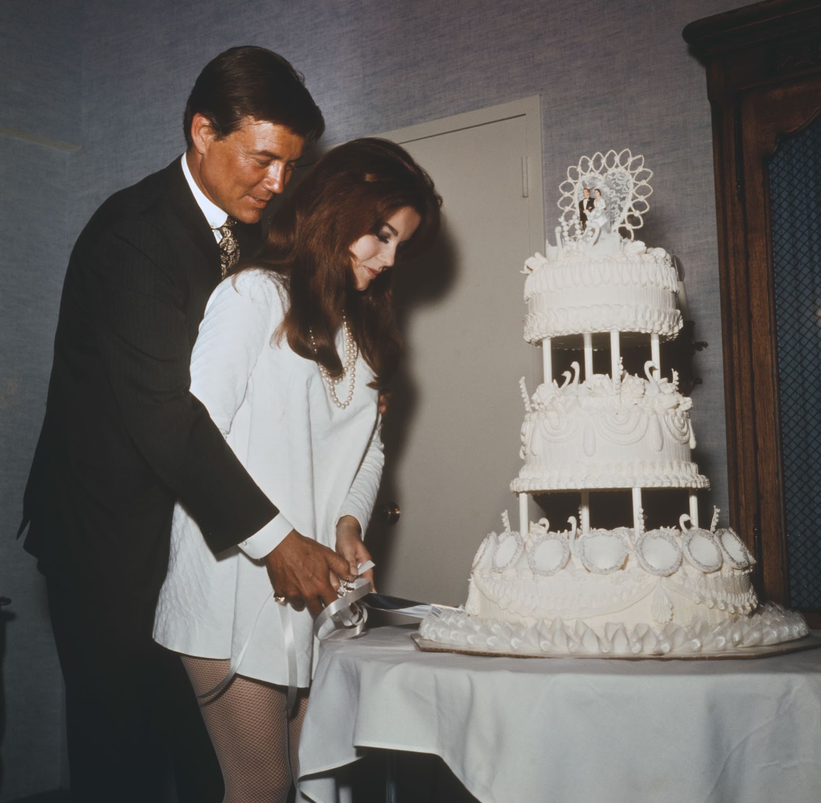 The Swedish-born actress and Roger Smith cutting their wedding cake after their wedding ceremony at the Riviera Hotel in Las Vegas, on May 8, 1967. | Source: Getty Images