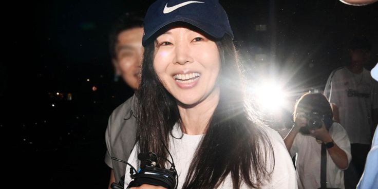 This contains an image of Min Hee Jin  wearing a hat on top of her head