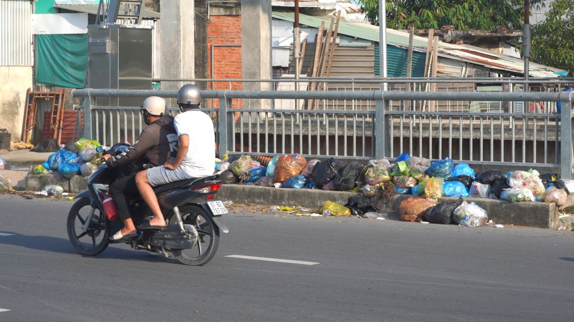 Là người dân sinh sống tại quận Bình Thủy, ông Nguyễn Văn Nam (nhân vật xin đổi tên) chia sẻ, việc nhiều bãi rác tập kết ngay tuyến đường cửa ngỏ ra vào của TP Cần Thơ gây mất mỹ quan đô thị. Hơn nữa, tuyến đường này có lưu lượng xe đông, do đó, việc các phương tiện chiếm lòng đường tập kết rác, trung chuyển rác như vậy rất dễ xảy ra va chạm giao thông.