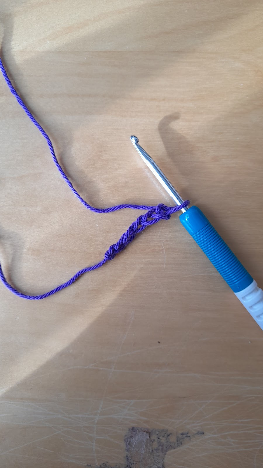 A crochet hook with a chain of 6 chains. 