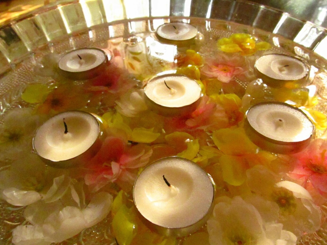 Creative ways to decorate weddings using floating candles, including centerpieces, aisle accents, and outdoor lighting ideas for a romantic ambiance.


