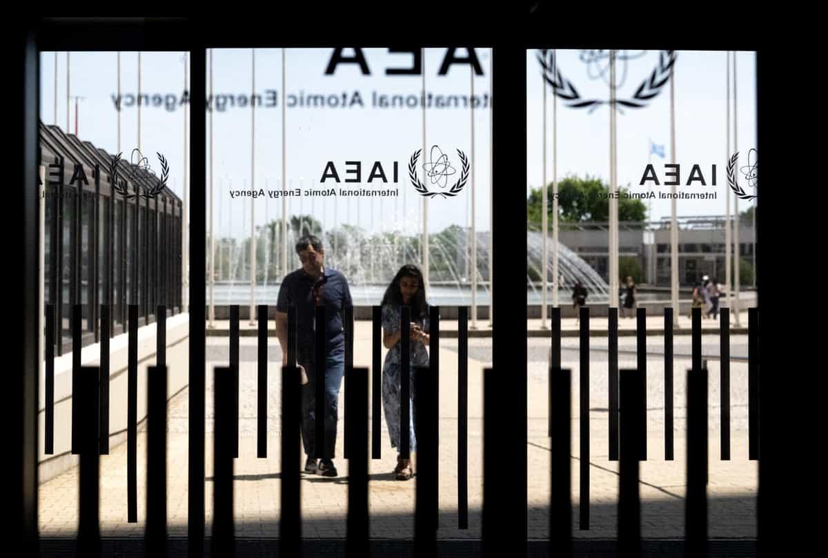 افراد در تاریخ ۱۳ ژوئن ۲۰۲۵ به آژانس بین‌المللی انرژی اتمی (IAEA) در وین، اتریش وارد می‌شوند، در حالی که جلسه هیئت مدیره به‌صورت غیرعلنی برگزار می‌شود. در این جلسه، رافائل گروسی، رئیس آژانس، اعضای هیئت را پس از حملات اسرائیل به ایران، از جمله تأسیسات غنی‌سازی اورانیوم نطنز، مطلع کرد. (عکس از جو کلامار / خبرگزاری فرانسه)