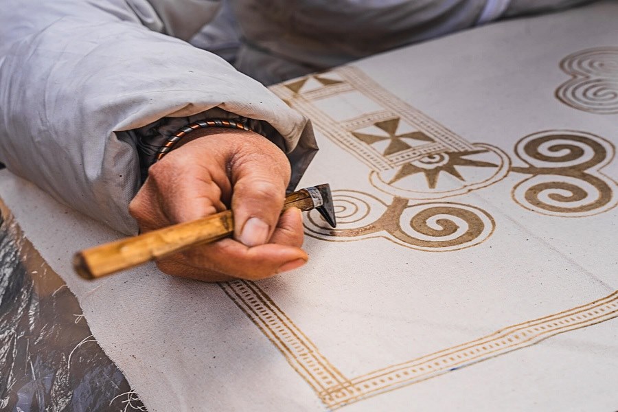 Artisans draw patterns from their memory