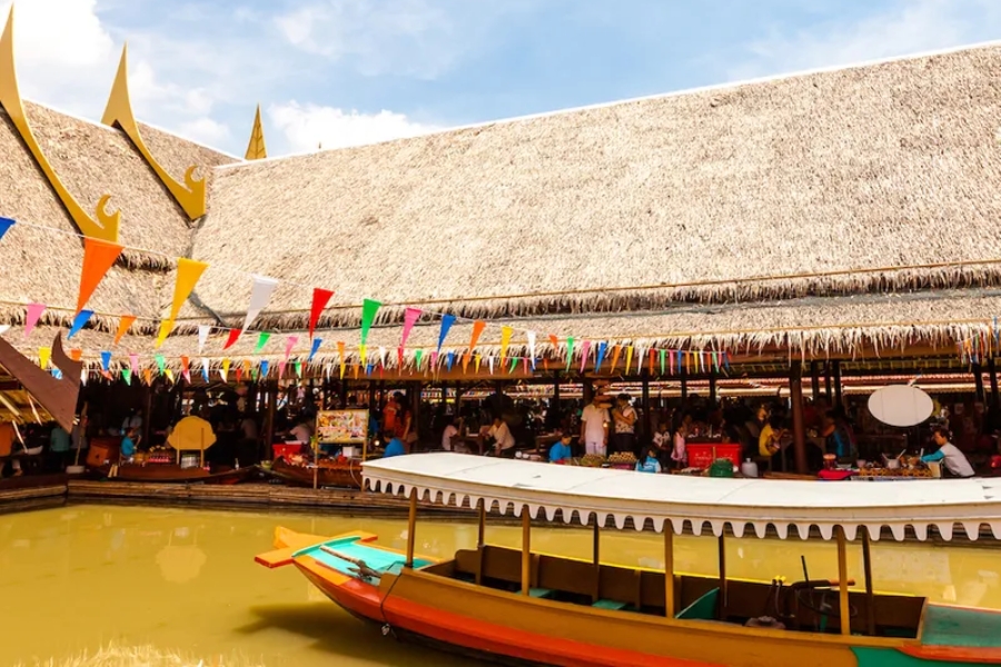 Experience the Ayutthaya Floating Markets