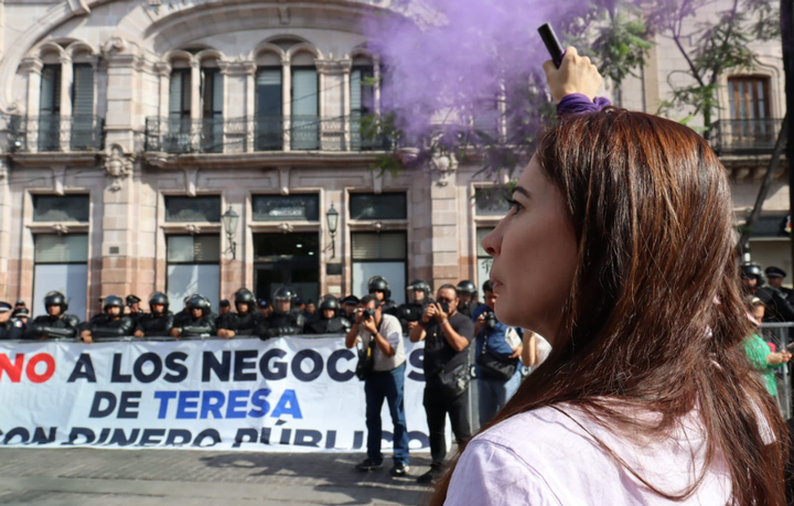 Una mujer en frente de edificio

Descripción generada automáticamente