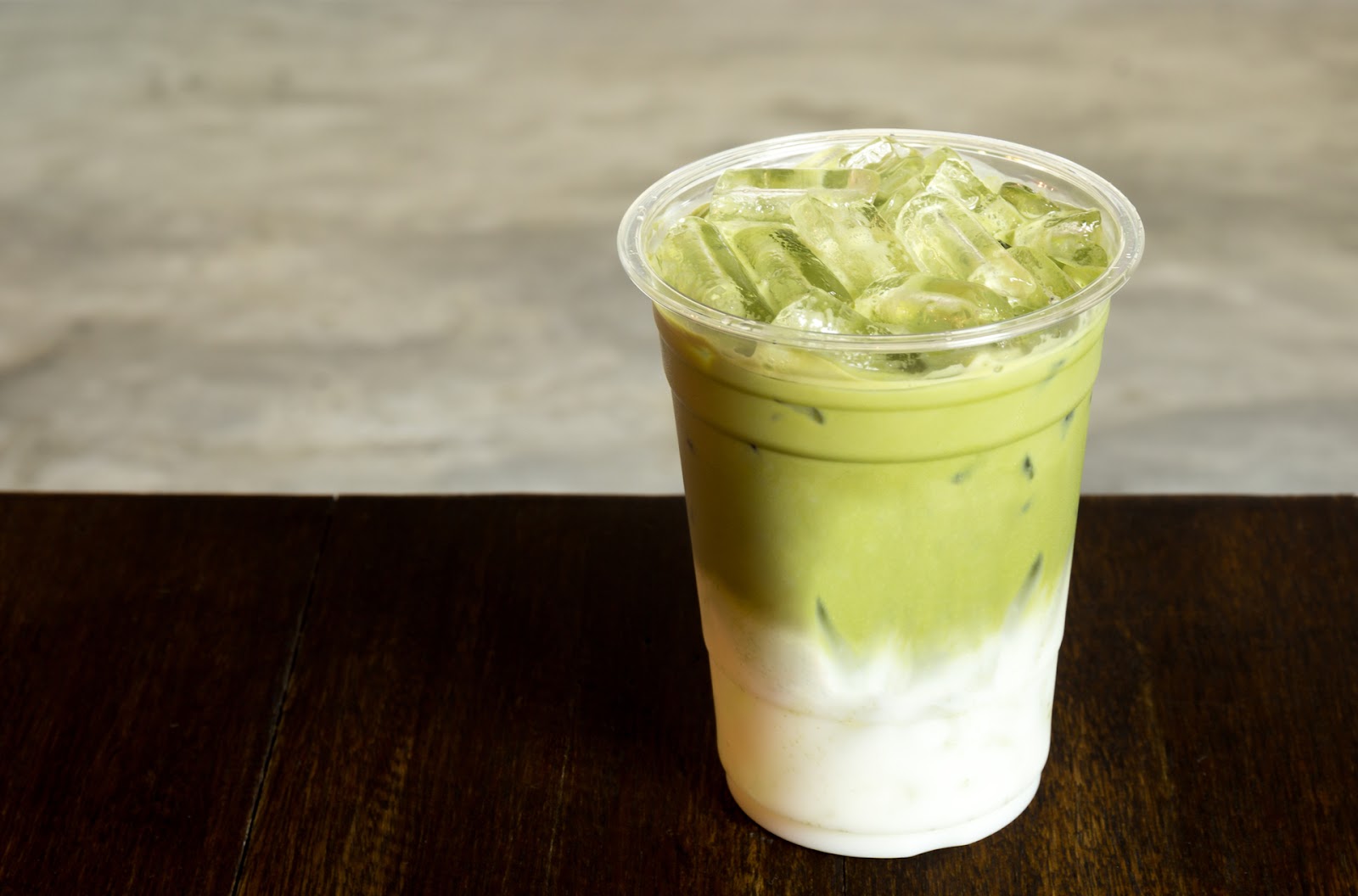 Matcha latte intr-un pahar de plastic