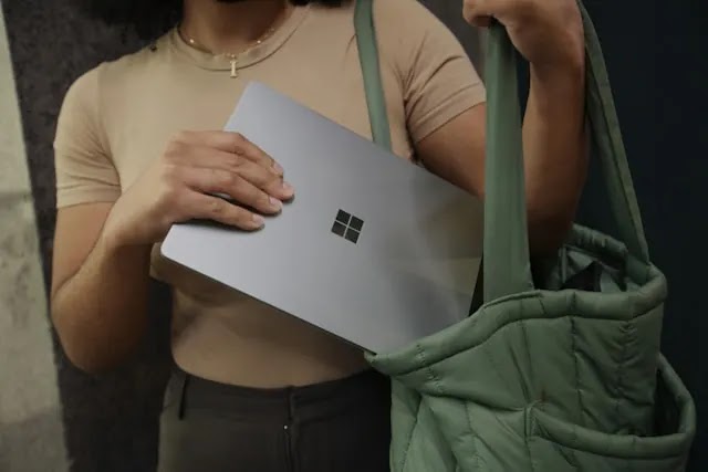 Microsoft pernah menghadapi tuduhan monopoli karena dominasi sistem operasi Windows mengenai produk PC. 