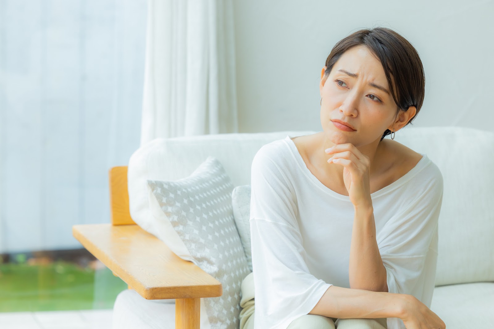 カーテン選びに失敗して落ち込む女性