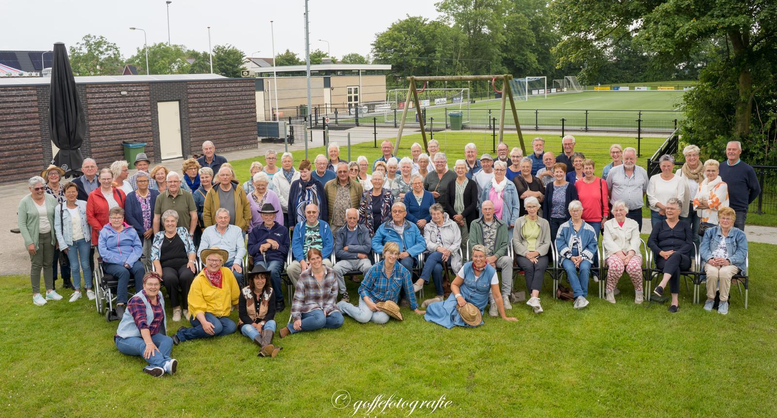 Afbeelding met buitenshuis, persoon, gras, kleding

Automatisch gegenereerde beschrijving