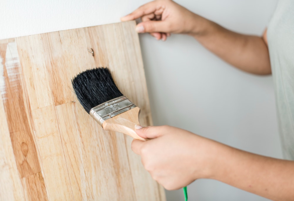 tips menggunakan cat dan thinner dengan benar (https://www.freepik.com/free-photo/woman-coating-wooden-plank-with-lacquer_3469627.htm#fromView=search&page=1&position=19&uuid=e83e91b1-978e-43ff-81b0-71cba4d61532)